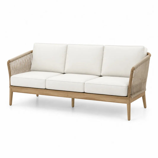 Drewniana sofa z białymi poduszkami i plecionymi detalami